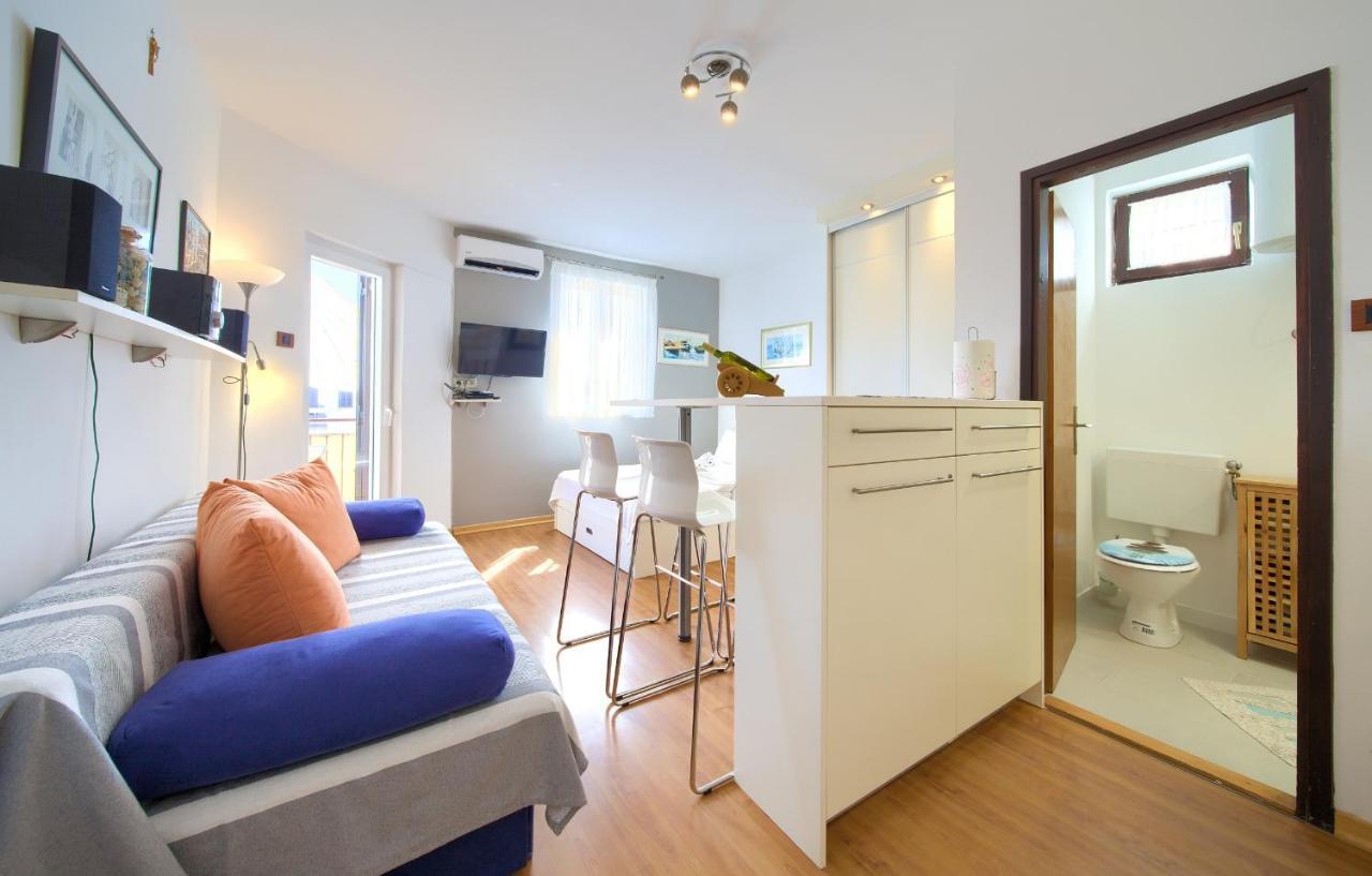 Studio Apartment Vesna Krk Town Eksteriør billede