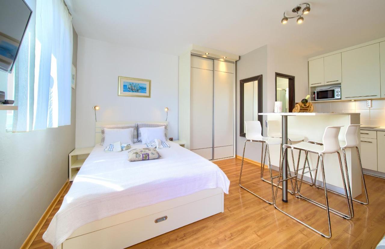 Studio Apartment Vesna Krk Town Eksteriør billede