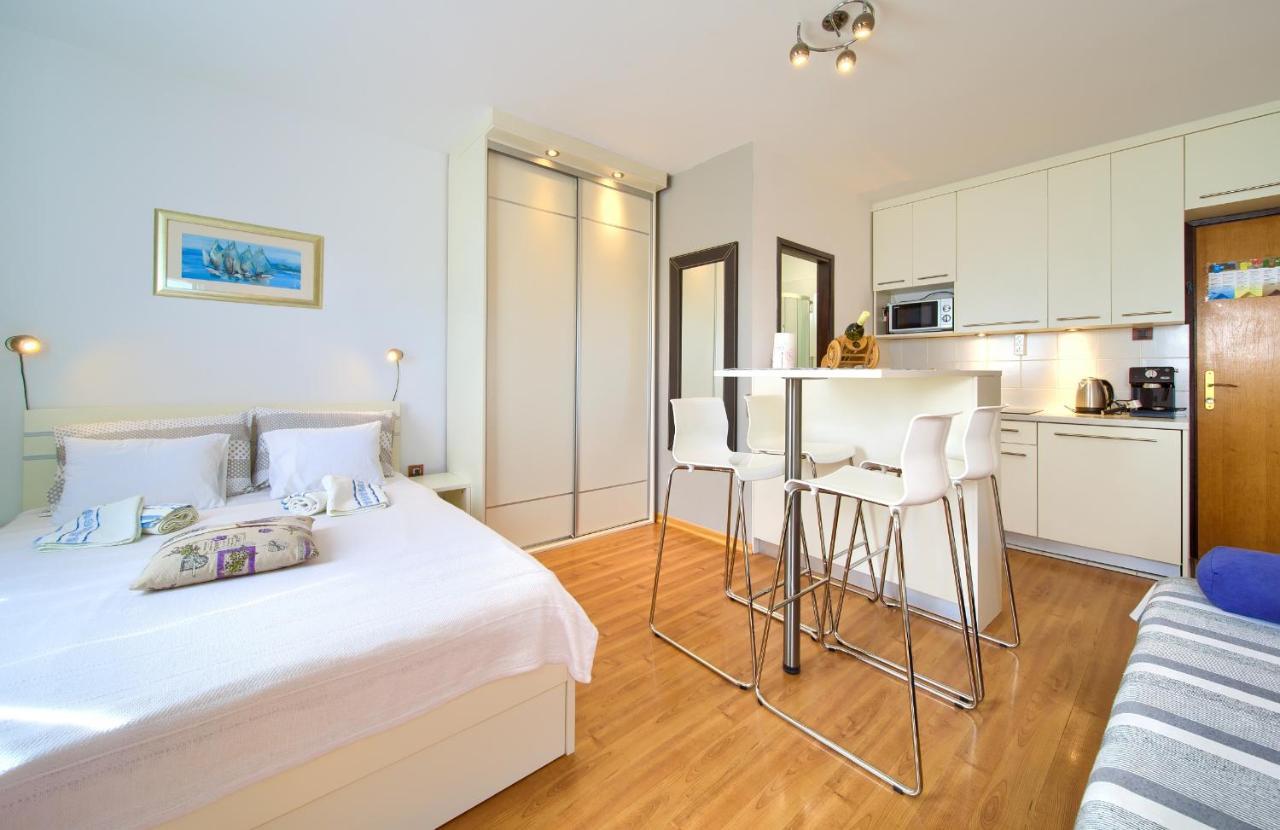Studio Apartment Vesna Krk Town Eksteriør billede