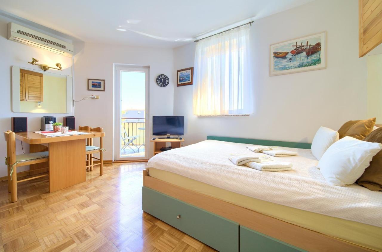 Studio Apartment Vesna Krk Town Eksteriør billede
