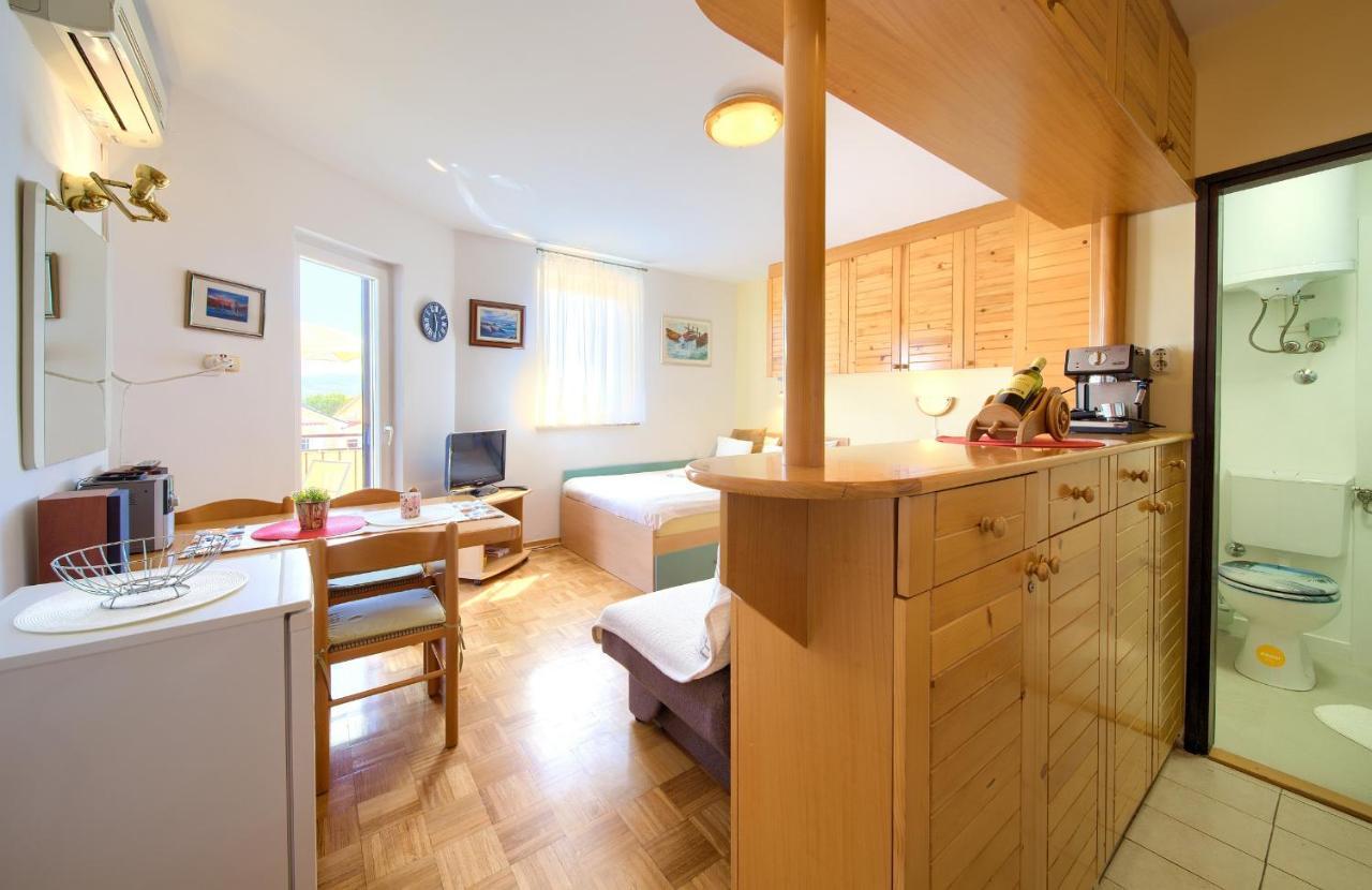 Studio Apartment Vesna Krk Town Eksteriør billede
