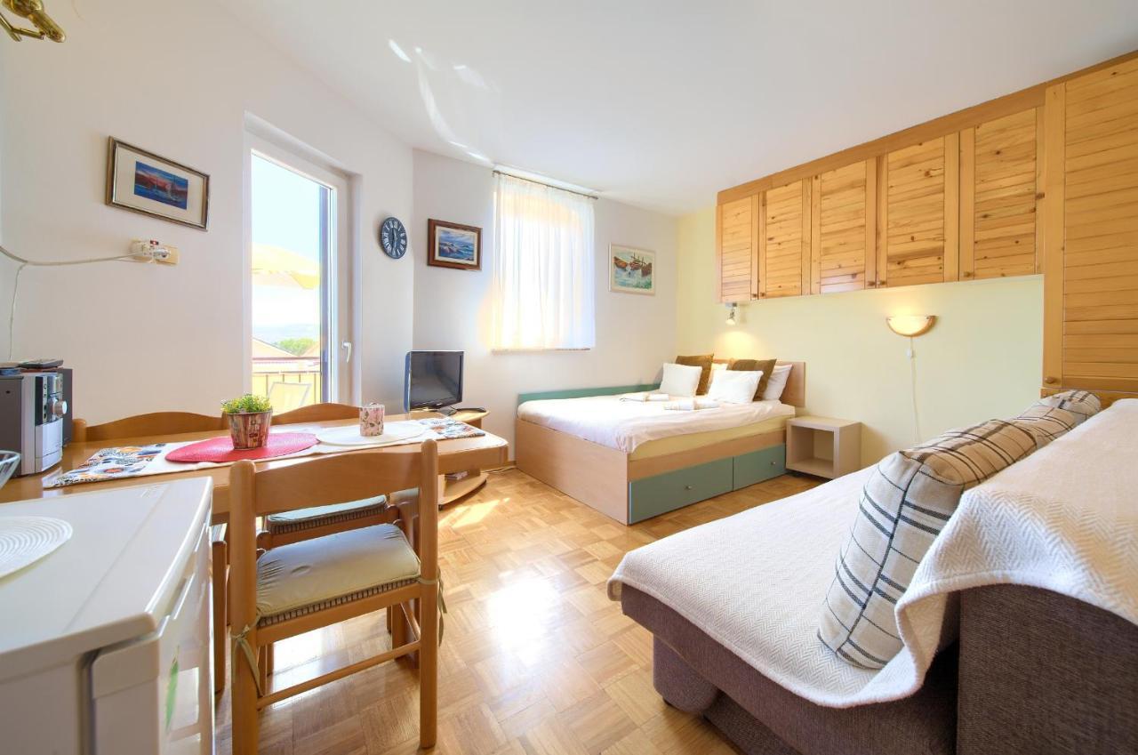Studio Apartment Vesna Krk Town Eksteriør billede