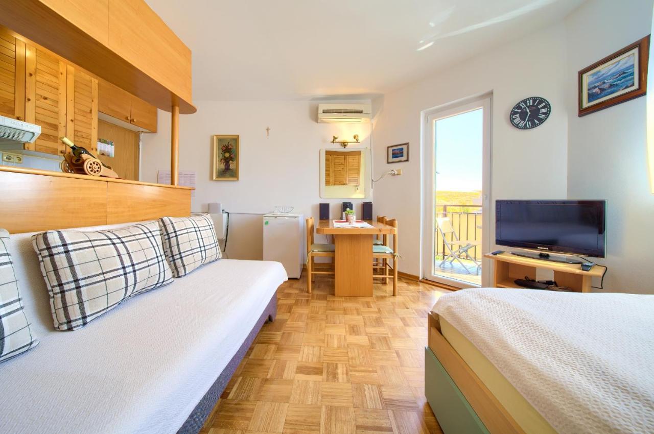 Studio Apartment Vesna Krk Town Eksteriør billede